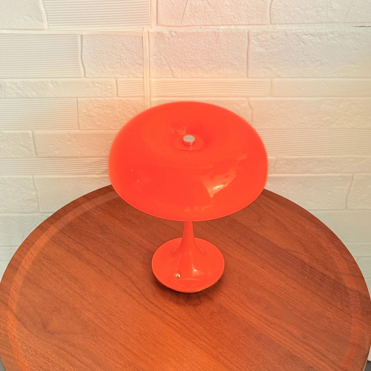 lampe orange champignon sur table
