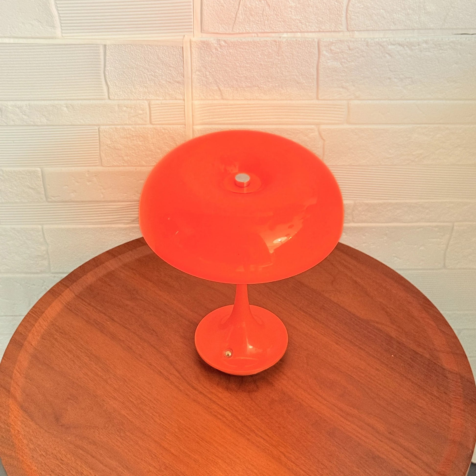 lampe orange champignon sur table