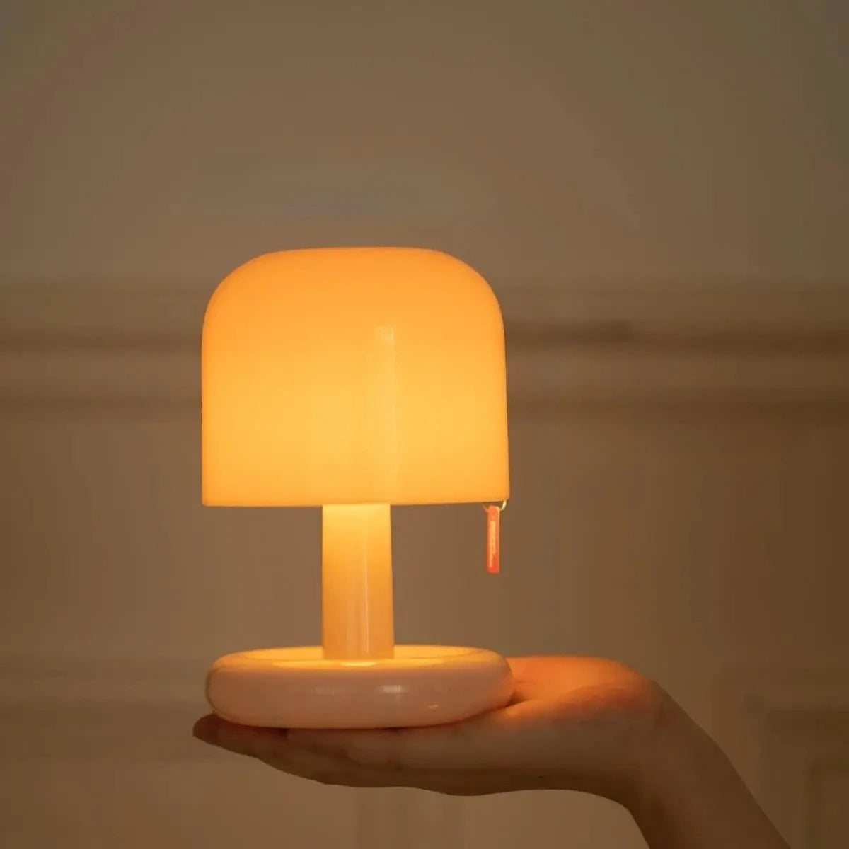 main tenant lampe sunset allumer