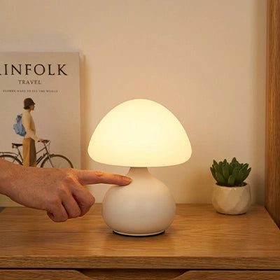 mains sur lampe champignon sur table