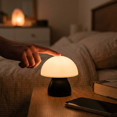 mains touche lampe champignon chevet lit