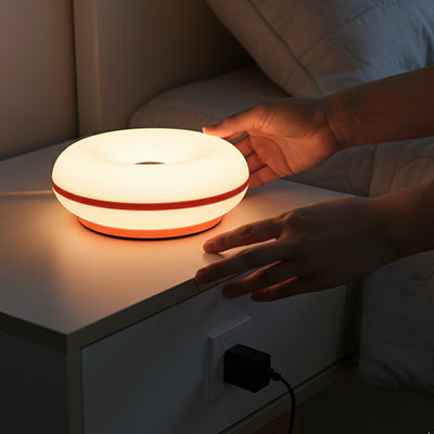 personne pose lampe de chevet