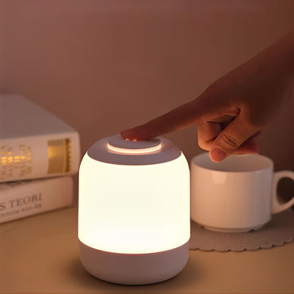 quelquun appuie lampe de chevet tactile