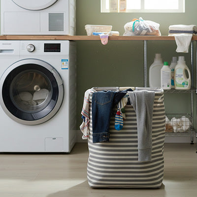 vetement dans panier a linge marron